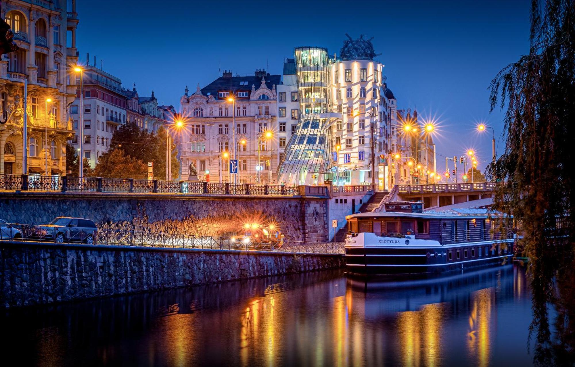 Dancing House - Tančící dům hotel Praga Exterior foto